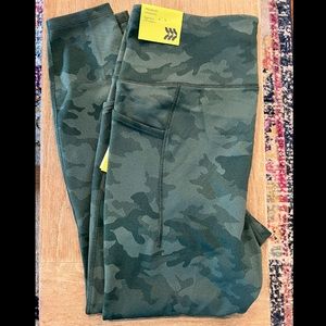 All In Motion Premium Simplicity High Rise 7/8 Leggings / Size Large